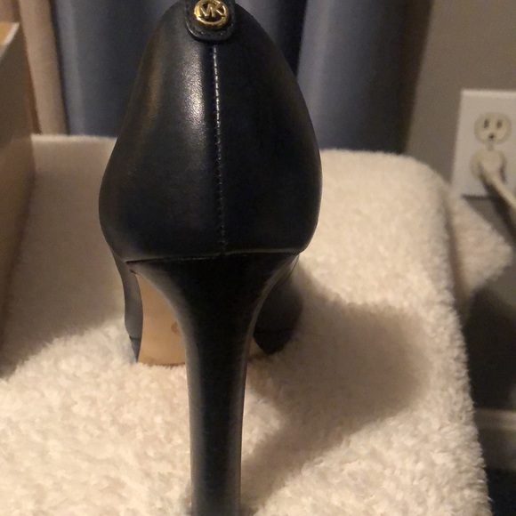Michael Kors - Ethel pump - 4” heel -Size 8.5 color Blue - Picture 2 of 5